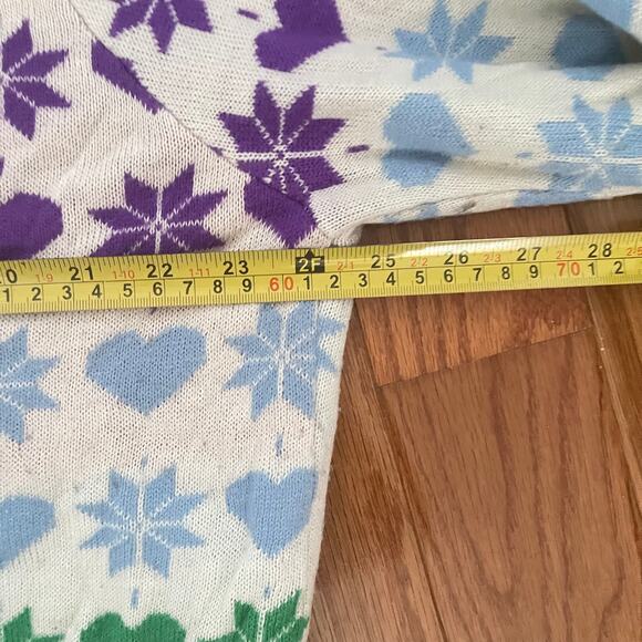 Hulu Love More Rainbow Heart Snowflake Christmas Sweater Men XL Graphic Pullover - Picture 7 of 10